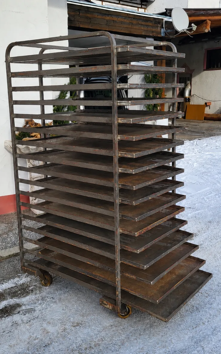 Verschmutztes Backblech vor der Reinigung